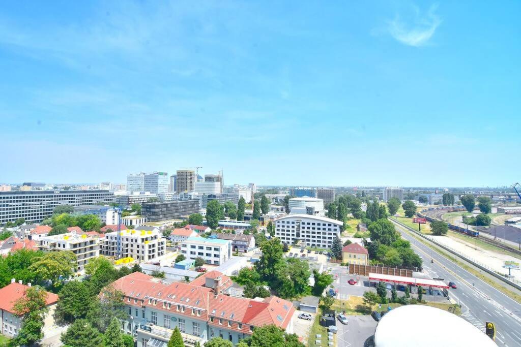 Апартаменти Downtown Charm With Free Parking Spot Братислава Екстер'єр фото